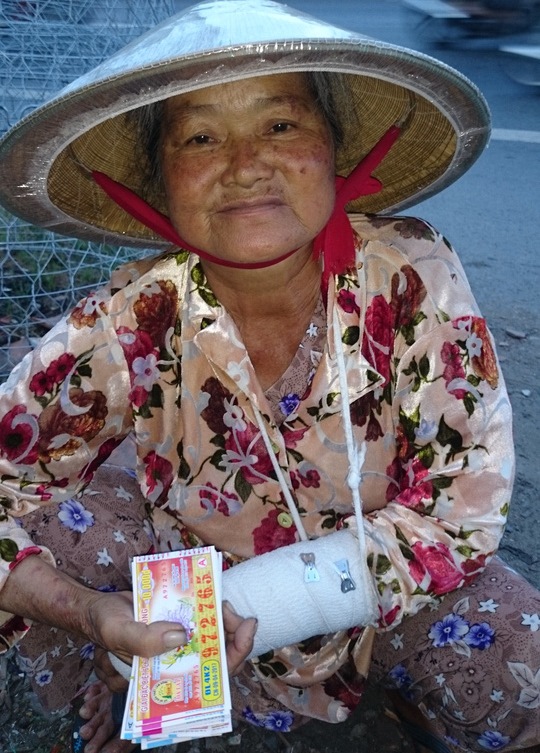 Bà lão nghèo bán vé số 5 lần gặp họa