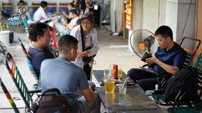 Những tấm lưng còng nhọc nhằn mưu sinh bằng vé số ở Sài Gòn