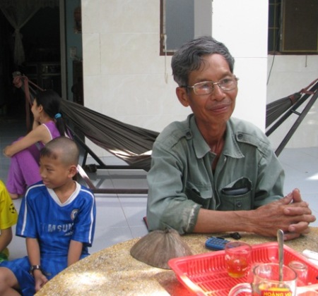 Người bán vé số từ chối tiền đền ơn của thợ hồ trúng số bạc tỷ