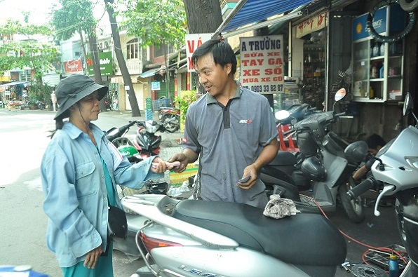 Tình người sau những tờ vé số dạo Sài Gòn