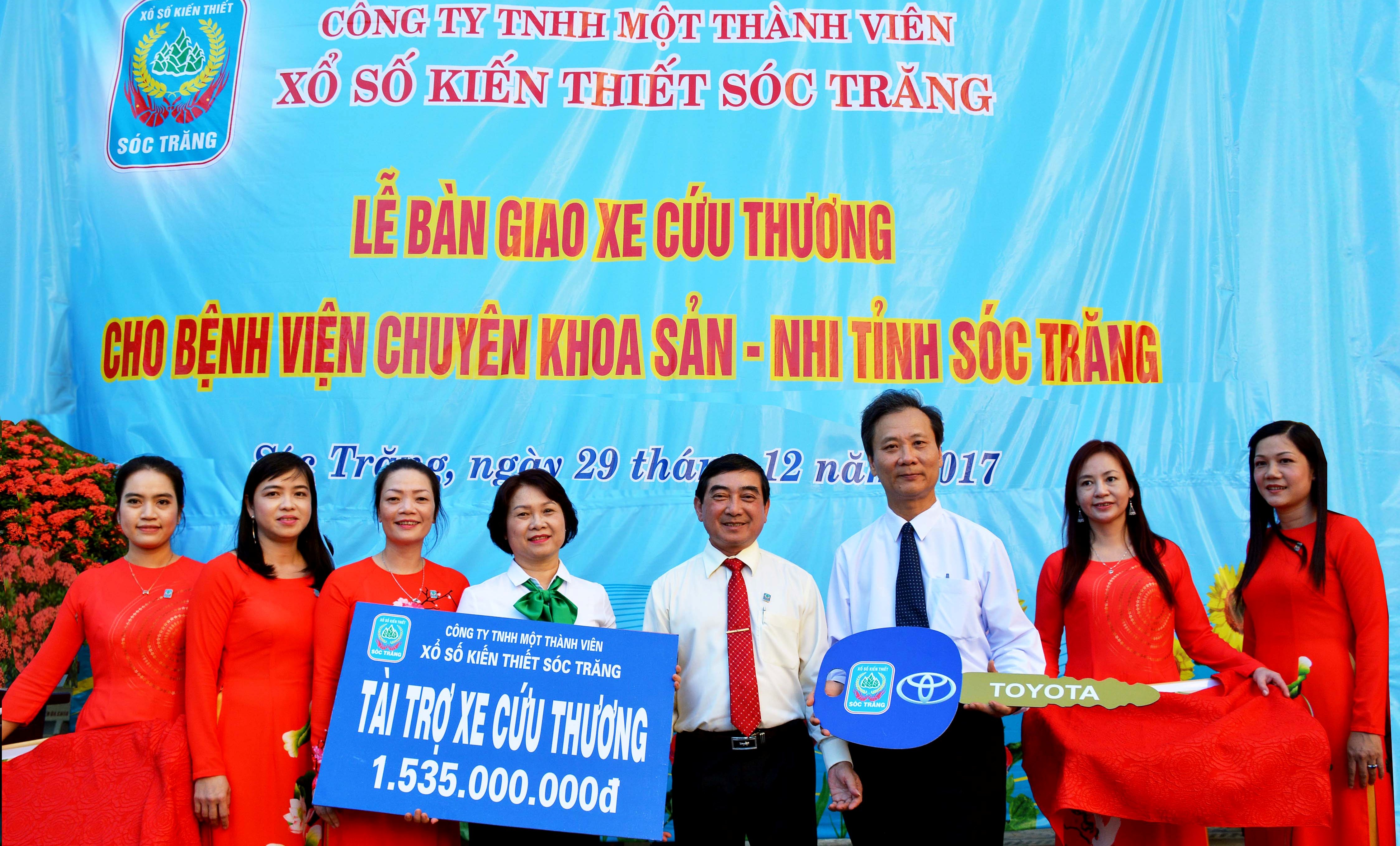 Cty xổ số kiến thiết sóc trăng bàn giao xe cứu thương cho bv chuyên khoa sản – nhi tỉnh sóc trăng