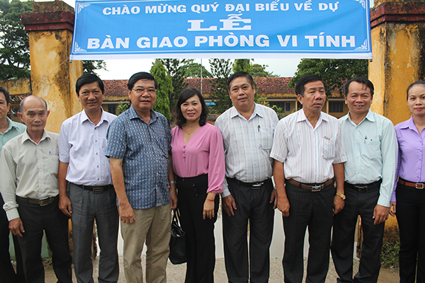 Công ty TNHH MTV Xổ số kiến thiết Bến Tre hỗ trợ hơn 2,7 tỷ đồng xây dựng nhà tình thương và mua sắm thiết bị trường học