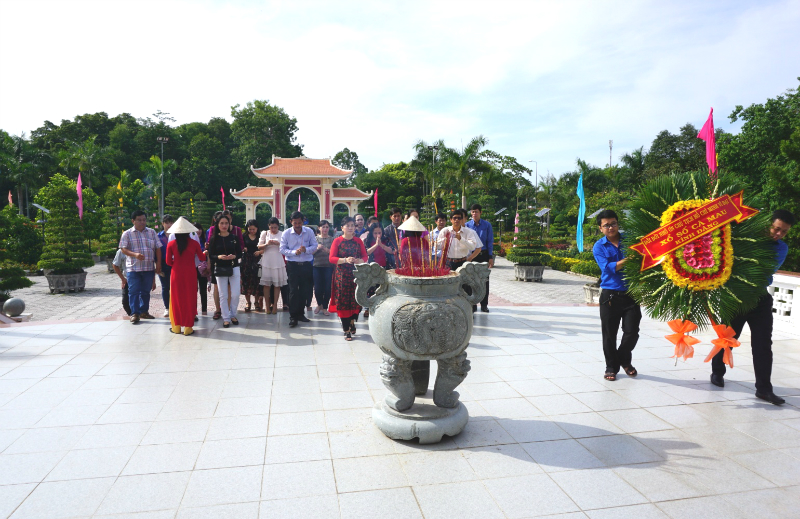 Description: http://www.xosocamau.com/Upload/image/Hoat_Dong_Cong_Ty/KY_NIEM_128NAM_2018/dang_huong_Chu_Tich.jpg