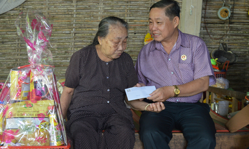 Thăm Mẹ Việt Nam anh hùng Nguyễn Thị Mười.