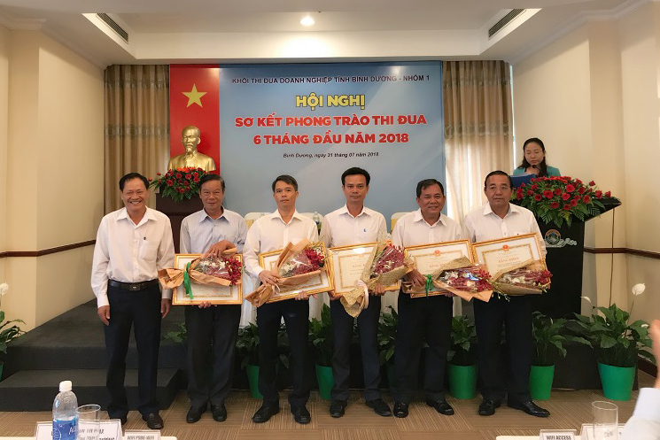 Công ty XSKT Bình Dương: Nhận Cờ Thi đua về thành tích dẫn đầu phong trào thi đua năm 2017 - Nhóm 1