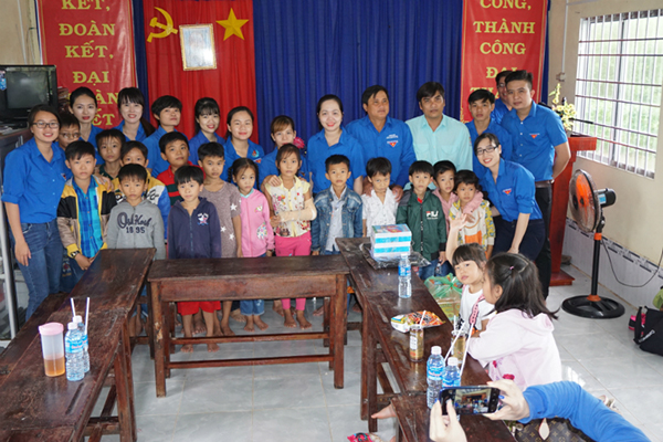Công ty XSKT Cà Mau: Tặng quà cho học sinh nghèo
