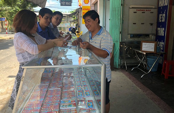 Ông chủ đại lý vé số cưu mang người bán vé số nghèo
