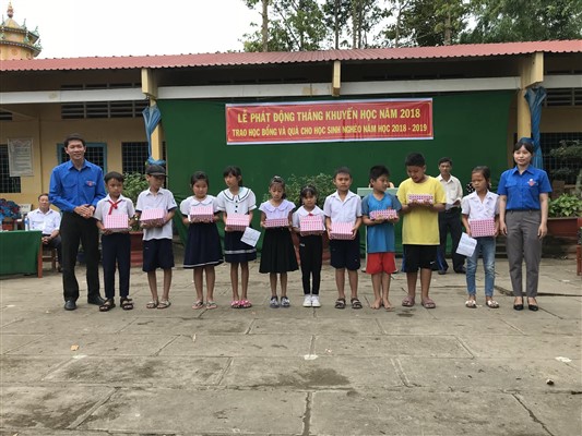 Công ty XSKT Đồng Tháp: Trao 3.000 quyển tập nhân Tháng khuyến học