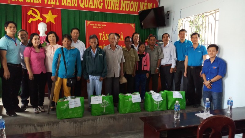 TẶNG QUÀ NGƯỜI NGHÈO KHỐI THI ĐUA 11 NĂM 2018