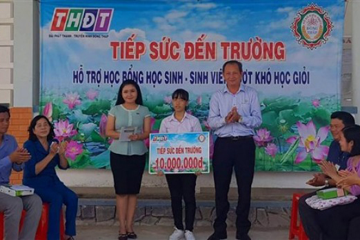 Công ty TNHH MTV Xổ số kiến thiết tỉnh Đồng Tháp trao học bổng “Tiếp sức đến trường” tại huyện Tháp Mười