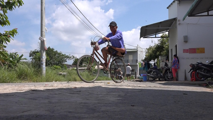 Người đàn ông tật nguyền, bán vé số để dành tiền vá đường ở TP Cần Thơ được trao giải KOVA