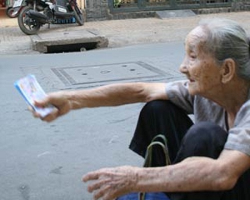 Những phận già miền trung sống tự chủ nhờ vé số