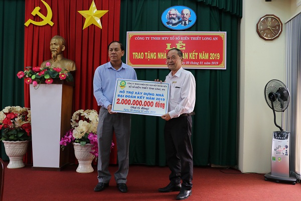Công ty Xổ số Kiến thiết Long An: Trao 2 tỷ đồng để xây dựng nhà Đại đoàn kết năm 2019