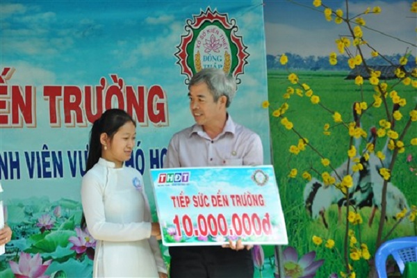 Công ty TNHH MTV Xổ số kiến thiết Đồng Tháp trao học bổng 