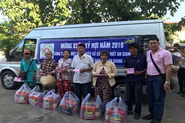 Công ty Xổ số Kiến thiết An Giang: Họp mặt và tặng quà người bán vé số dạo