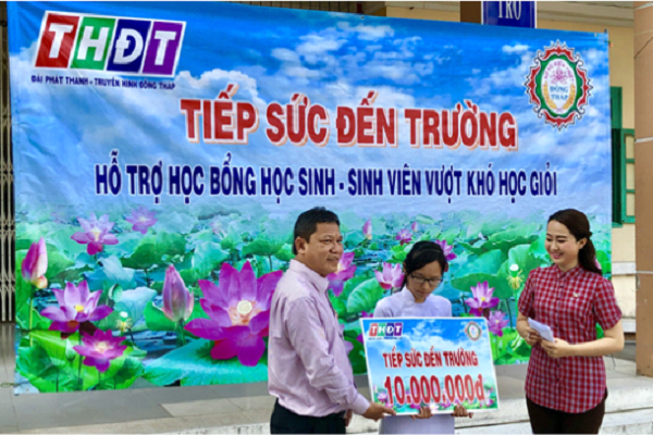 Công ty TNHH MTV Xổ số kiến thiết tỉnh Đồng Tháp trao học bổng 