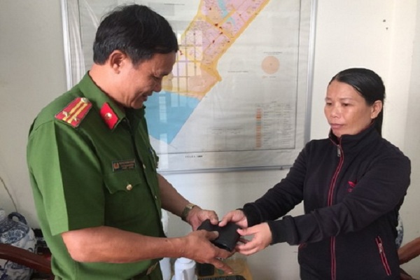 Người phụ nữ bán vé số trả lại tiền, vàng nhặt được