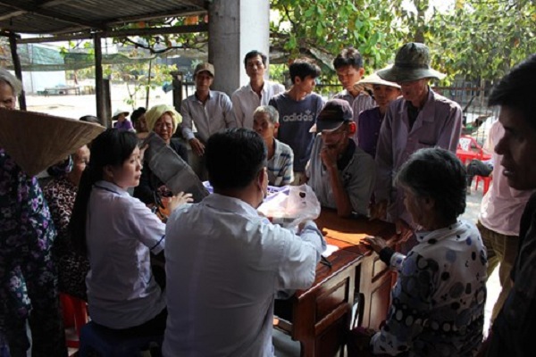 Công ty Xổ số kiến thiết Hậu Giang: Trao thuốc miễn phí cho người nghèo xã Phú Tân, huyện Châu Thành, tỉnh Hậu Giang