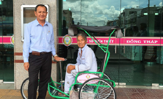 Ấm lòng người bán vé số ở Đồng Tháp