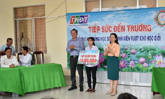 Đồng Tháp: Trao học bổng 