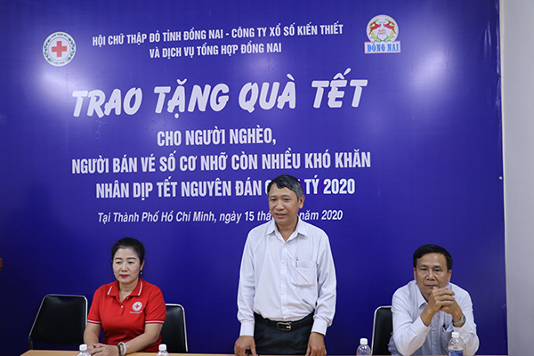 Công ty TNHH MTV XSKT Đồng Nai tặng quà Tết cho người bán vé số có hoàn cảnh khó khăn