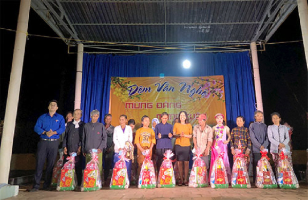 Công ty XSKT Bình Thuận trao quà cho người nghèo