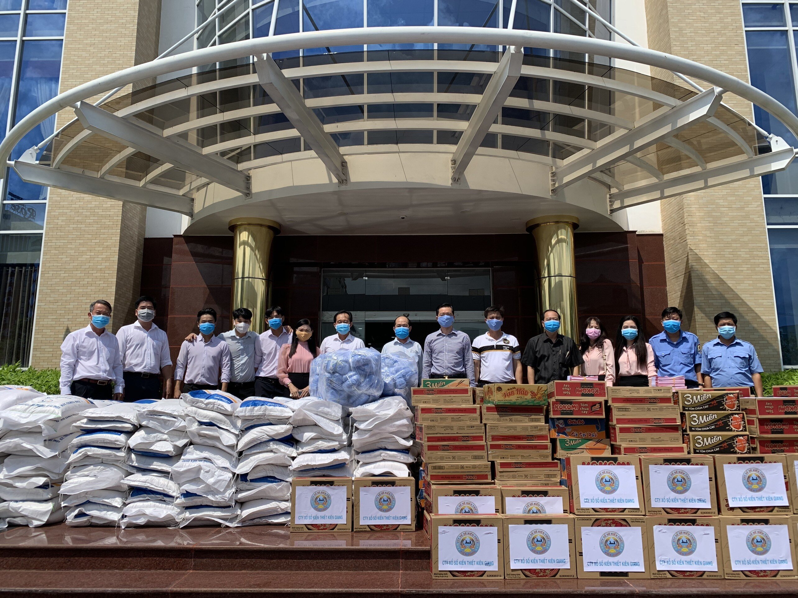 XSKT Kiên Giang tặng 400 phần quà chia sẻ khó khăn với người bán vé số dạo