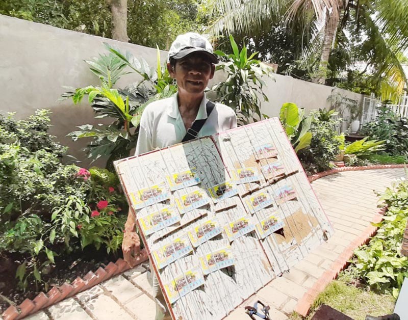 Chủ đại lý vé số ở Vĩnh Long hỗ trợ người bán vé dạo 50.000 đồng/ngày