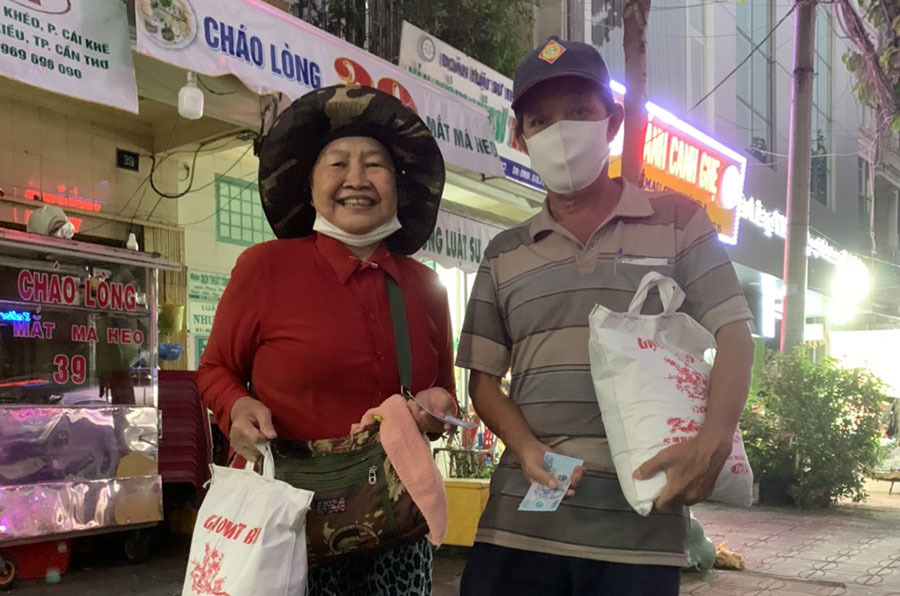 Chủ đại lý vé số ở Vĩnh Long hỗ trợ người bán vé dạo 50.000 đồng/ngày