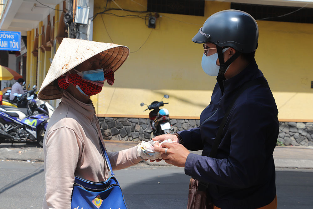 Chủ đại lý vé số ở Vĩnh Long hỗ trợ người bán vé dạo 50.000 đồng/ngày