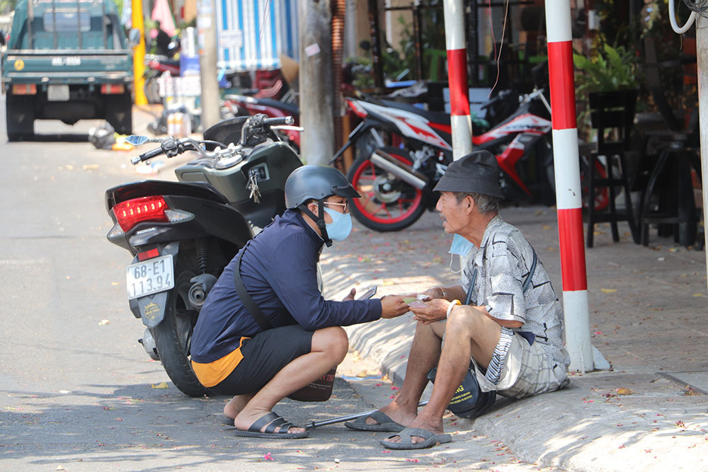 Chủ đại lý vé số ở Vĩnh Long hỗ trợ người bán vé dạo 50.000 đồng/ngày