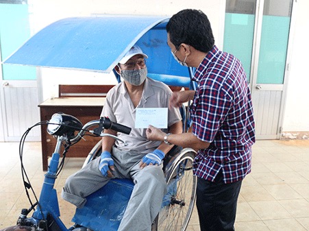 Công ty TNHH MTV Xố số Kiến thiết Bình Thuận: Trao tiền hỗ trợ cho người bán lẻ vé số phường Đức Thắng