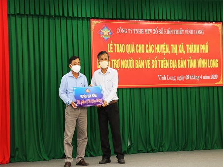 A person standing in front of a curtainDescription automatically generated