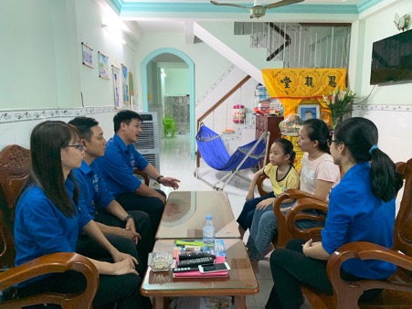 A group of people sitting at a tableDescription automatically generated