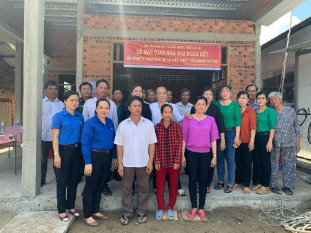 Công ty TNHH MTV Xổ số kiến thiết Tiền Giang bàn giao nhà Đại Đoàn Kết tại xã Mỹ Thành Bắc, huyện Cai Lậy