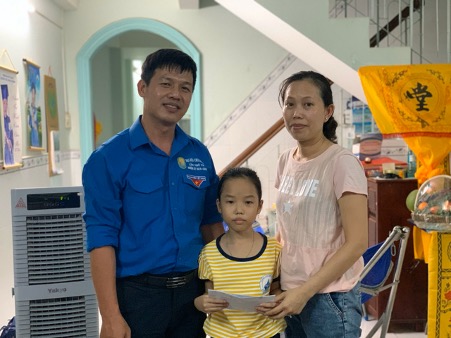 A group of people posing for the cameraDescription automatically generated