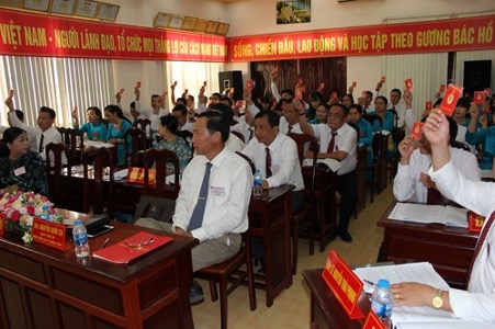 A group of people in a roomDescription automatically generated