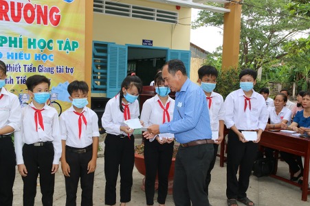 A group of people posing for the cameraDescription automatically generated