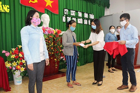 A group of people standing in a roomDescription automatically generated