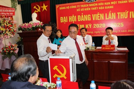 A group of people sitting at a tableDescription automatically generated