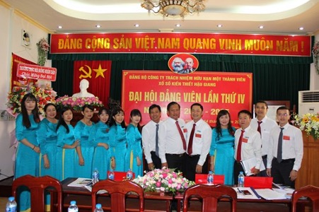 A group of people sitting at a table with a cakeDescription automatically generated