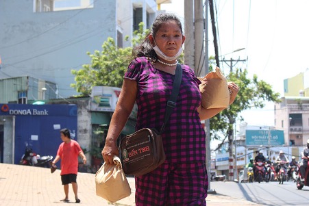 Hơn 20 năm nay, bà Tiếu vẫn dẫn con trai đi theo mình đến mọi nơi /// Ảnh: Trần Kim Anh 