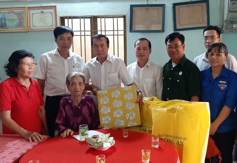 Công ty TNHH MTV Xổ số Kiến thiết Long An thăm hỏi và tặng quà Mẹ Việt Nam Anh Hùng