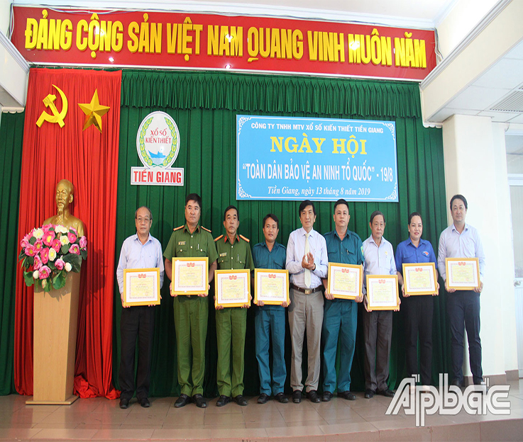 CĐCS Công ty TNHH MTV Xổ số Kiến thiết Tiền Giang đẩy mạnh phong trào Toàn dân bảo vệ an ninh Tổ quốc