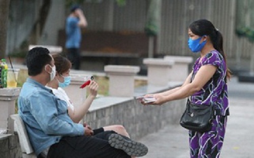 TP.Hồ Chí Minh: Gia tăng số người bán vé số dạo thời Covid