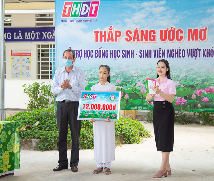 Đồng Tháp: Trao học bổng “Thắp sáng ước mơ” cho học sinh nghèo hiếu học ở huyện Châu Thành