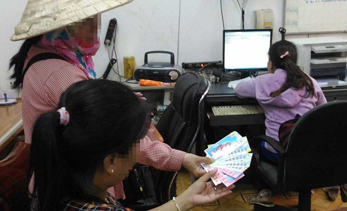 Mất việc làm, nhiều người chuyển nghề bán vé số dạo