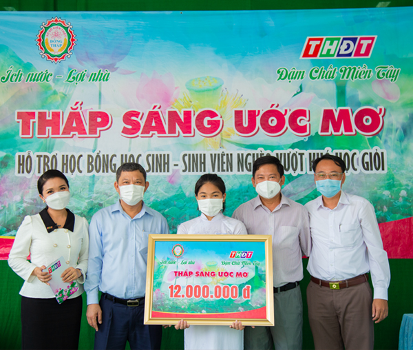 Công ty TNHH MTV Xổ số kiến thiết Đồng Tháp trao học bổng “Thắp sáng ước mơ” tại Hồng Ngự