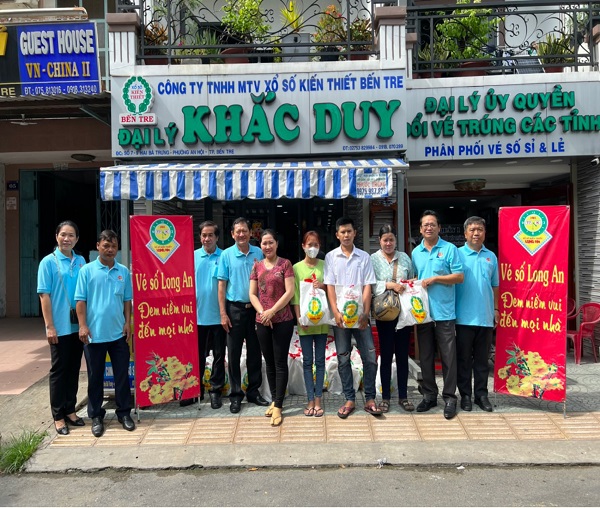 Công ty Xổ số kiến thiết Long An: Trao quà nhu yếu phẩm cho người bán vé số dạo