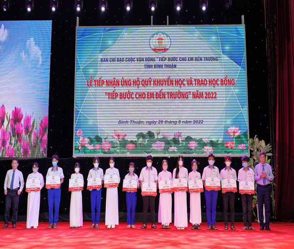 Công ty Xổ số kiến thiết tỉnh Bình thuận: Ủng hộ Quỹ Khuyến học và trao học bổng 